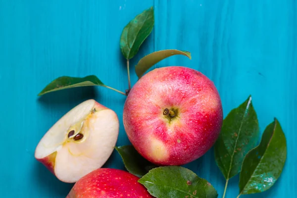 kırmızı elma bir parça tüm elma yanındaki bir masada yatıyor