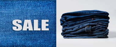 Beyaz Satılık işareti ile yığın, mavi kot pantolon beyaz arka plan