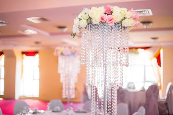 Arreglo de flores, cristal, velas de vidrio decorar salón de banquetes — Foto de Stock