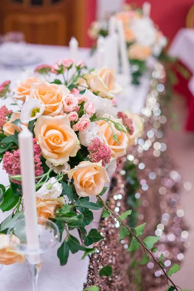 Arreglo de flores, cristal, velas de vidrio decorar salón de banquetes —  Fotos de Stock