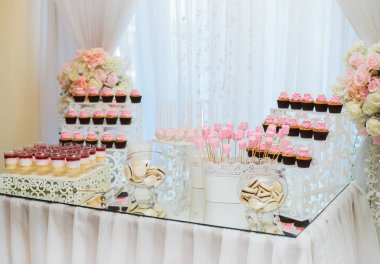 Şeker bir restoranda. Tatlı pasta beyaz masa aptal dekore edilmiş