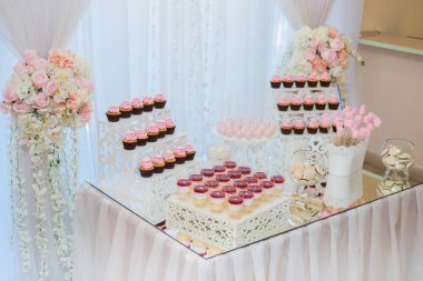 Şeker bir restoranda. Tatlı pasta beyaz masa aptal dekore edilmiş