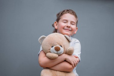 Emniyet konsepti. Çocuk oyuncak ayı tutuyor