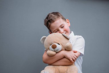 Emniyet konsepti. Çocuk oyuncak ayı tutuyor