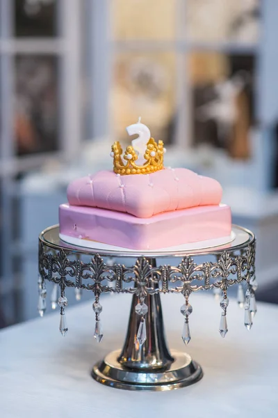 蛋糕为小女孩与粉红色奶油 白色巧克力 装饰与棉花糖和金子冠 菜单或糖果目录的图片 — 图库照片