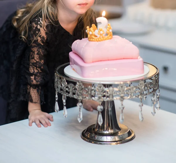 Születésnapi Kislány Fúj Egy Gyertyát Egy Ünnepi Torta Rózsaszín Krém — Stock Fotó
