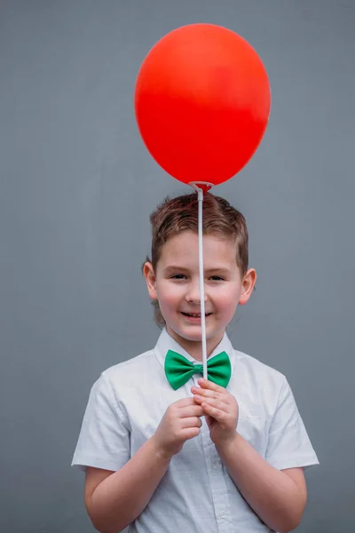 Rapaz Anos Com Uma Shirt Branca Segurar Uma Bola Vermelha — Fotografia de Stock