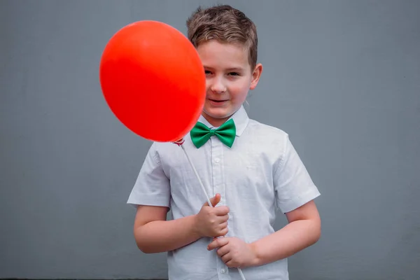 Rapaz Anos Com Uma Shirt Branca Segurar Uma Bola Vermelha — Fotografia de Stock
