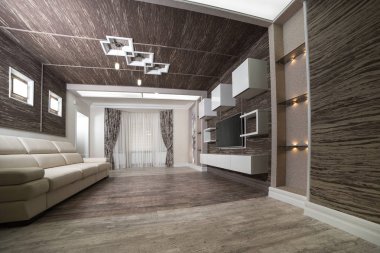 Beyaz kanepe ve koyu ahşap duvar büyük plazma Tv ile kombine ahşap parke aydınlatma armatürleri ile dinlenme odası modern tasarım