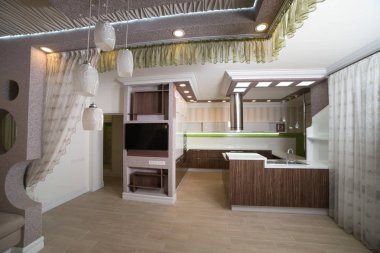 Modern mutfak iç yüksek cilalı tezgah ve lavabo