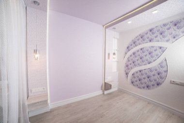 Küçük bir oda mobilya olmadan büyük bir pencere ile iç