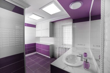 Modern banyo iç mozaik paneli ile. Mor ve beyaz duvara beyaz küvet