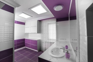 Modern banyo iç mozaik paneli ile. Mor ve beyaz duvara beyaz küvet