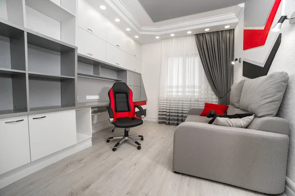 Kırmızı ve siyah koltukta, beyaz mobilya ofis