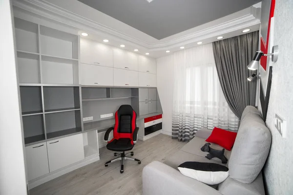 红色和黑色扶手椅在办公室与白色家具 — 图库照片