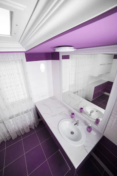 Moderní Interiér Koupelny Mozaikou Bílá Vana Proti Fialové Bílé Stěně — Stock fotografie