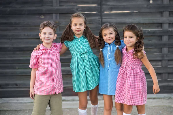 Χαρούμενα Παιδιά Αγόρι Και Τρία Κορίτσια Ρούχα Μια Φωτογραφία Ένα — Φωτογραφία Αρχείου