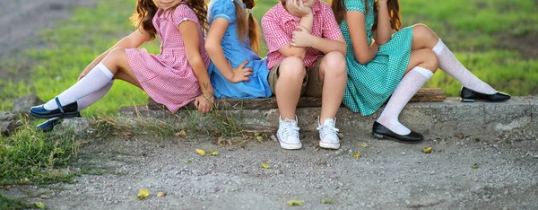 Веселые Дети Мальчик Три Девочки Одежде Картинкой Клетке Отдыха Улице — стоковое фото