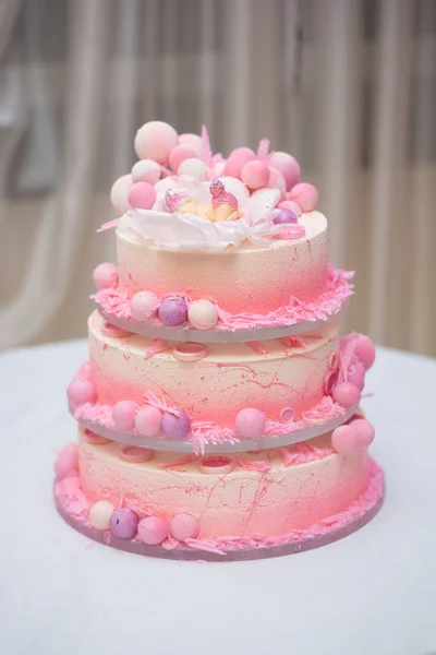 美丽的装饰大蛋糕从几个层次的小公主的第一个生日 — 图库照片