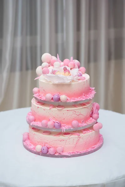 Schön Dekorierte Große Torte Aus Mehreren Reihen Zum Ersten Geburtstag — Stockfoto