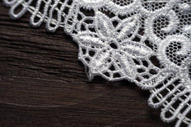 Beyaz dantel. Sorunsuz çiçek desenli. Koyu yeşil renkli.