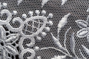 Beyaz dantel. Sorunsuz çiçek desenli. Koyu yeşil renkli.