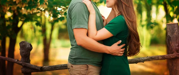 Feliz Casal Jovem Abraçando Rindo Livre Pôr Sol — Fotografia de Stock