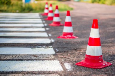 Yol konileri sinyal bir yaya geçidi ile yolda iki yansıtıcı çizgili. onarım çalışmaları