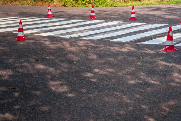 Signal Cônes Route Avec Deux Bandes Réfléchissantes Sur Route Avec — Photo