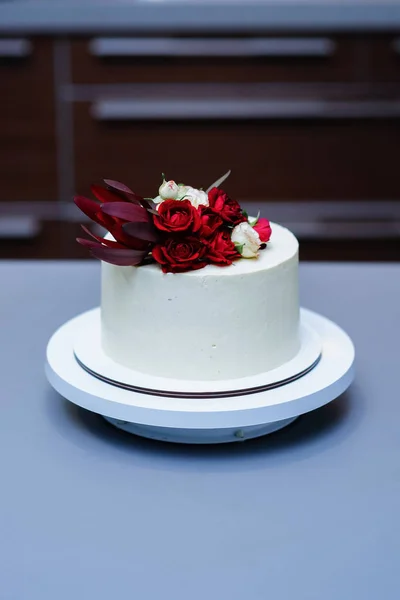 Dekoriert Durch Blumen Weiße Nackte Torte Rustikaler Stil Für Hochzeiten — Stockfoto