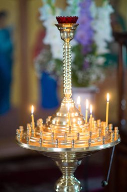 mümin şamdan kilisede bir mum koyar Katedrali