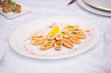 Kahvaltı yemek çeşitli restoran düz içinde yatıyordu. Üstten Görünüm farklı lezzetli aperatifler büfe masada. Menü, Ziyafet, parti, meze kavramı