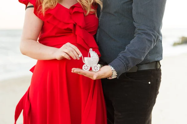 Zwangere Vrouw Een Mooie Rode Jurk Met Haar Man Handen — Stockfoto