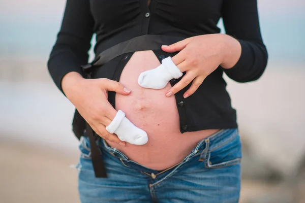 Gravid Kvinna Stranden Med Man Har Roligt Familj — Stockfoto