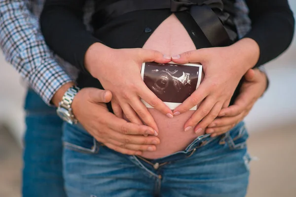 Gravid Kvinna Stranden Med Man Har Roligt Familj — Stockfoto