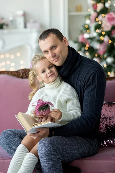 Boldog család csíkos Pullover - anya, apa és lánya - játék, és nevetve egy téglafal háttér-izzó fények, karácsony fénykép — Stock Fotó