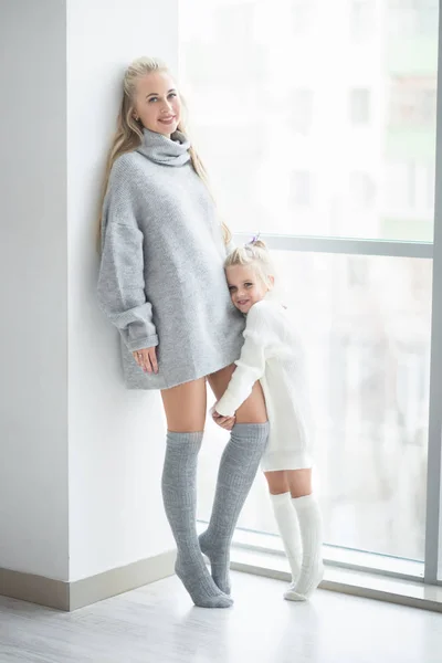 Sevgi dolu bir aile. Anne ve çocuk oynuyorlar, öpüşüyorlar ve sarılıyorlar.