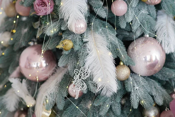 Noel ağacı. Yeni yıl oyuncaklar ile Noel ağacı. Noel ağacına aydınlatılmış