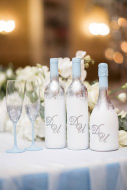 DIY düğün dekor masa centerpieces şarap şişeleri ile çuval bezi sicim içinde sarılmış ve çiçek gül.