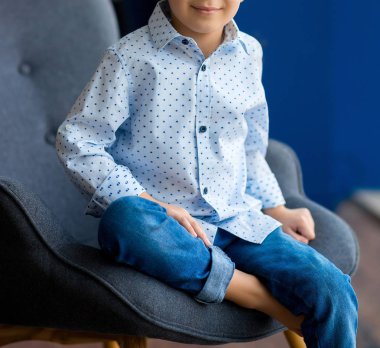 Sevimli çocuk koltukta, yumuşak yastık ile evde istirahat