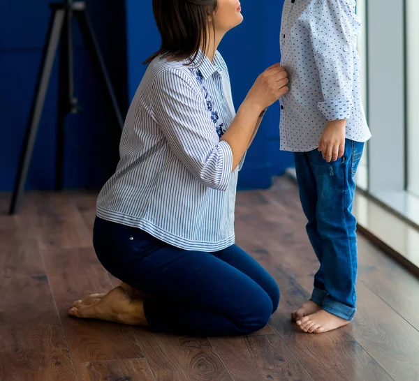 Anne sarılma ve öpüşme bebek oğlu