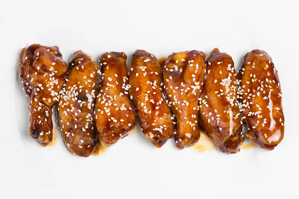 Beyaz arka plan üzerinde izole Barbekü tavuk kanadı
