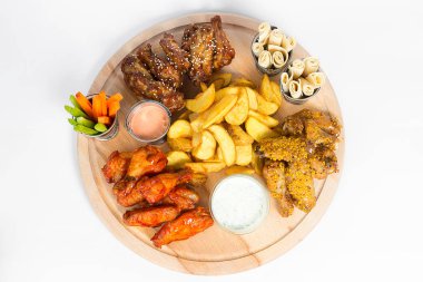 Beyaz arka plan üzerinde Fast food yemek. Fast food kızarmış tavuk ve patates kızartması ayarlayın. Lokanta götürün.