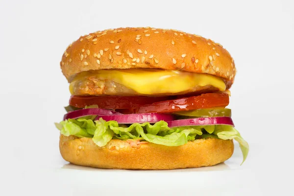 Beyaz arka planda izole edilmiş taze lezzetli burger.