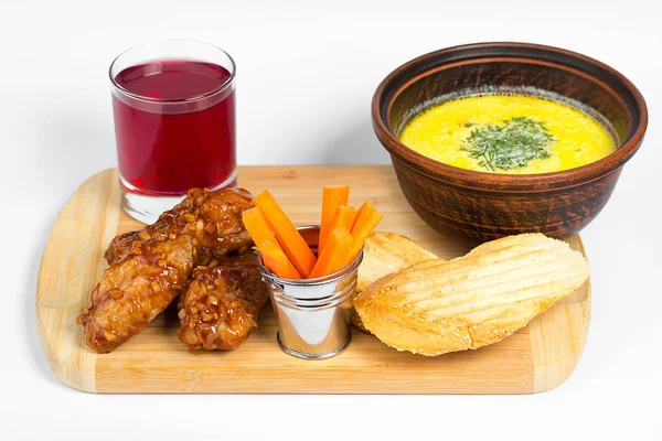 Çorba, havuç, tavuk nuggets, kruton ile iş yemeği