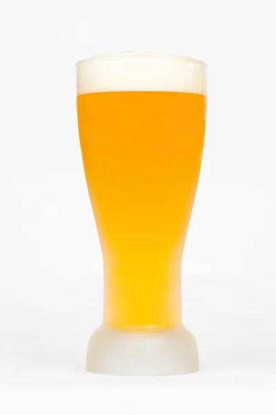 Glas av klassiska lager öl isolerad på vit bakgrund. — Stockfoto