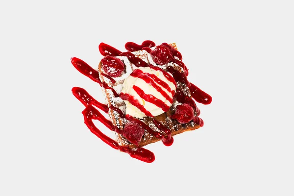 dondurma ve çilek reçeli beyaz bir plaka ile Belçika waffle fırından yeni çıkmış