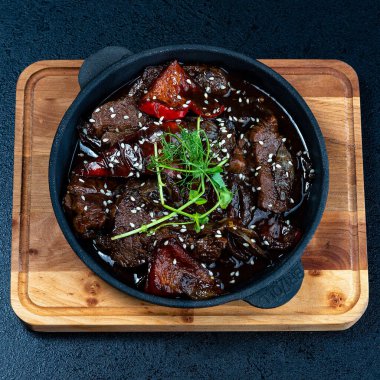 Siyah kasede et ve sebze güveci. Geçmişi sil. Üst görünüm.