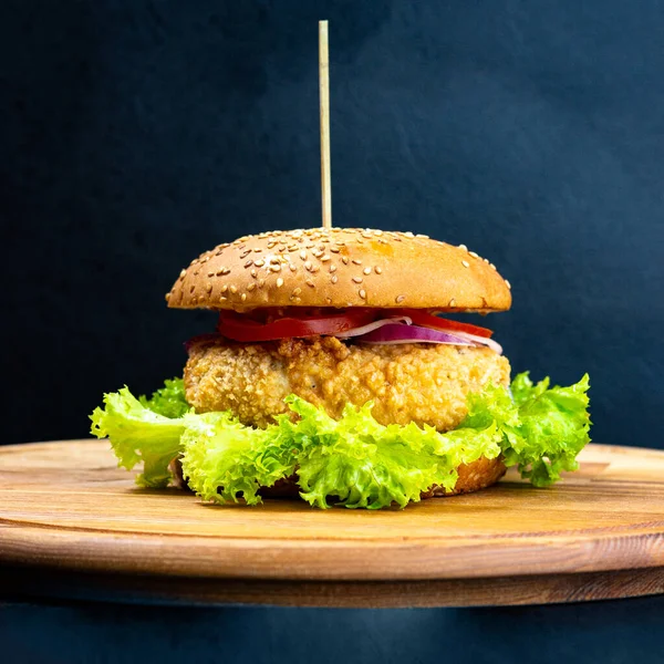 Sandwich Chickenburger Aislado Sobre Darck Fondo Sobre Mesa Madera Delicioso — Foto de Stock