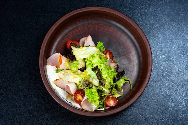 Ensalada Caliente Con Ternera Queso Crema Sobre Plato Fondo Oscuro — Foto de Stock